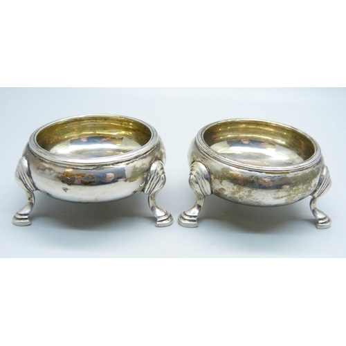 944 - A pair of silver salts, 133g