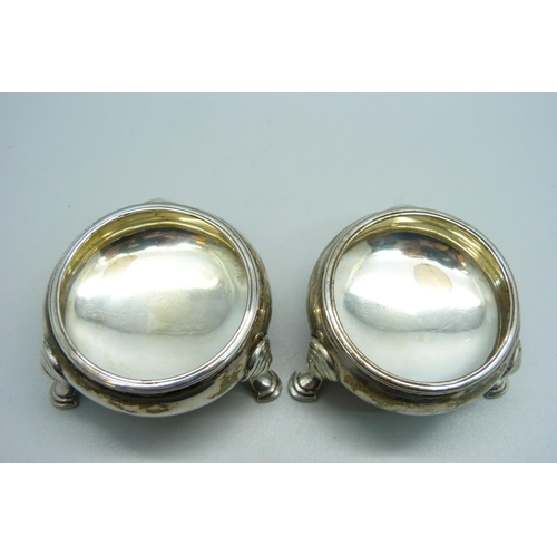 944 - A pair of silver salts, 133g