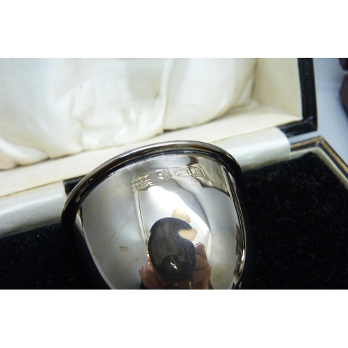 946 - A silver spoon and silver egg cup (not matching hallmarks), a silver nursery rhyme spoon 'Mary Had A... 