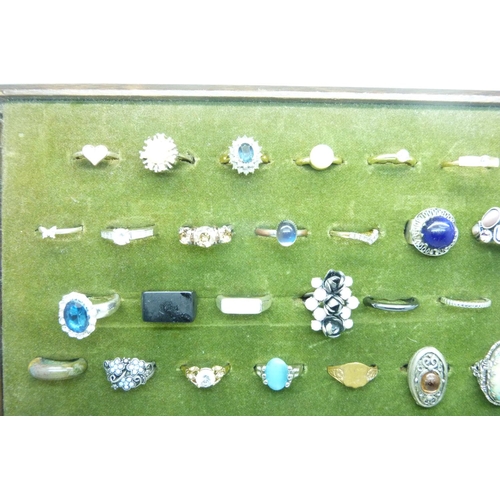 949 - A tray of costume rings