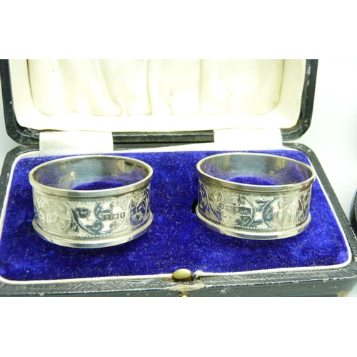 956 - A pair of silver napkin rings, 30g and a pipe with amber and silver band