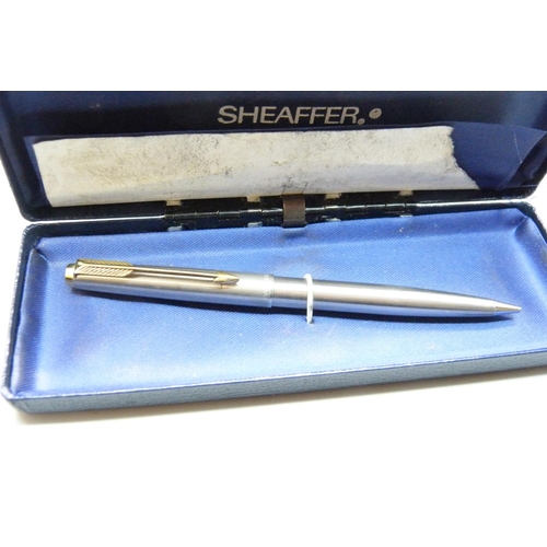 960 - A Sheaffer ink pen, boxed and two Sheaffer propelling pencils, boxed