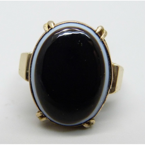 969 - A 9ct gold and bulls eye agate ring, 5g, L