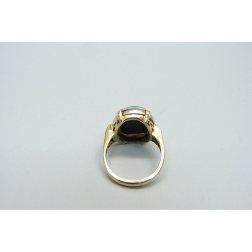 969 - A 9ct gold and bulls eye agate ring, 5g, L