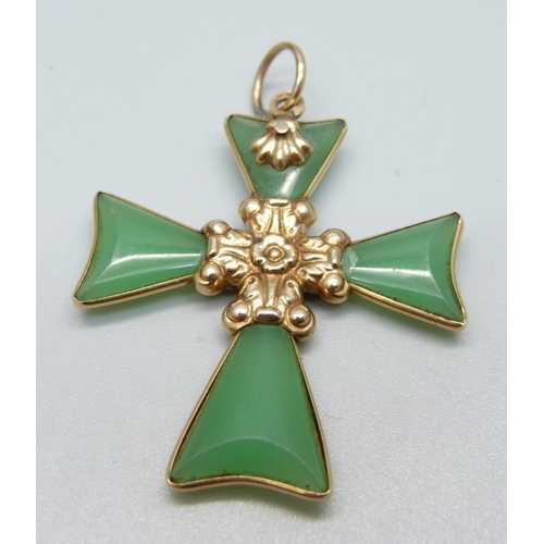 982 - A 14k gold mounted jade cross pendant, 6.74g