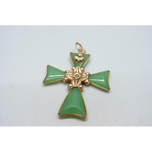 982 - A 14k gold mounted jade cross pendant, 6.74g