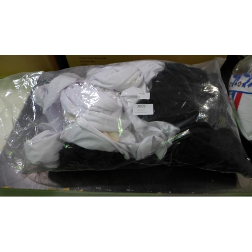 3069 - Bag of men's Columbia T-shirts - mixed size - Marked Clothing * this lot is subject to VAT