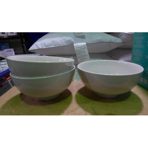 3076 - Trio of Porcelain Bowls (285-58) * This lot is subject to VAT