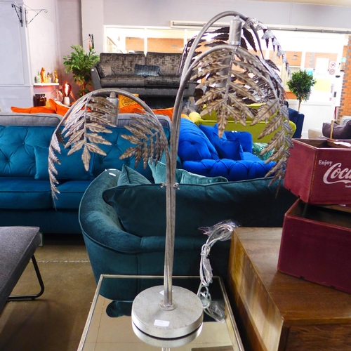 1402 - A silver palm tree table lamp