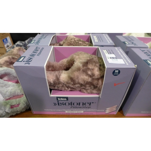 3258 - 2 pairs of women's Totes slippers - size medium/5-6 & large/7-8 * this lot is subject to VAT