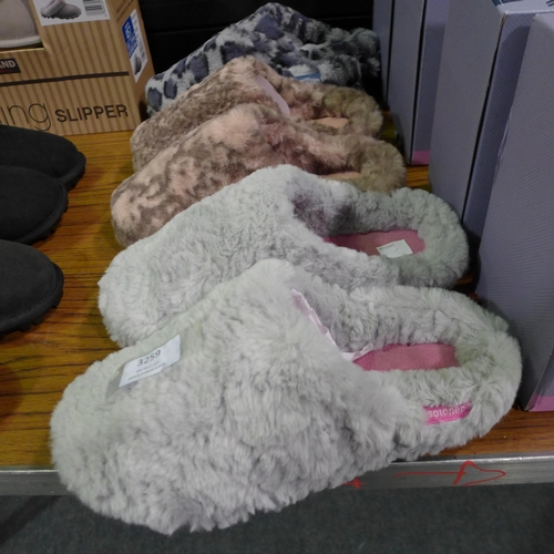 3259 - 3 Pairs of women's Shearling slippers: 2 x small/3-4 and 1 x medium/5-6 * this lot is subject to VAT