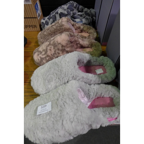 3259 - 3 Pairs of women's Shearling slippers: 2 x small/3-4 and 1 x medium/5-6 * this lot is subject to VAT