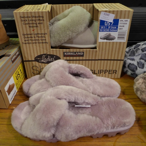 3260 - 2 Pairs of women's Shearling slippers - size UK 5 and UK 6 - mixed style and colour * this lot is su... 