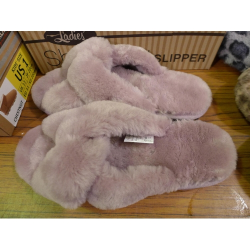 3260 - 2 Pairs of women's Shearling slippers - size UK 5 and UK 6 - mixed style and colour * this lot is su... 