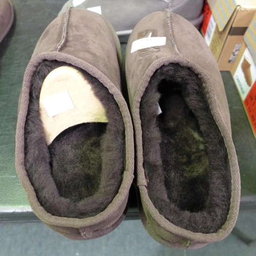 3266 - 2 Pairs of men's brown Shearling slippers - both size UK 7 * this lot is subject to VAT