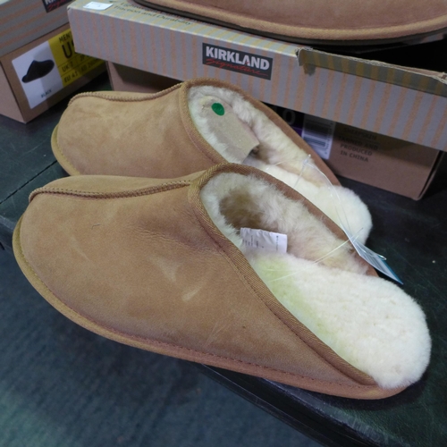 3270 - 2 Pairs of men's chestnut Shearling slippers - sizes UK 10 & 11 * this lot is subject to VAT