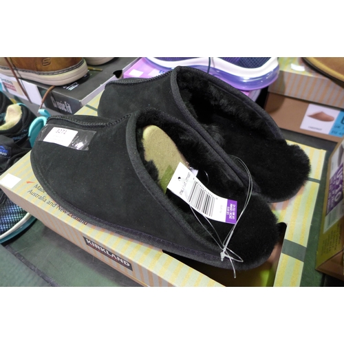 3271 - Pair of men's black Shearling slippers - size UK 9 * this lot is subject to VAT