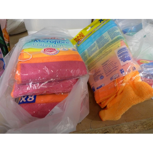 3328 - 4 Packs of Spontex microfibre cloths * this lot is subject to VAT