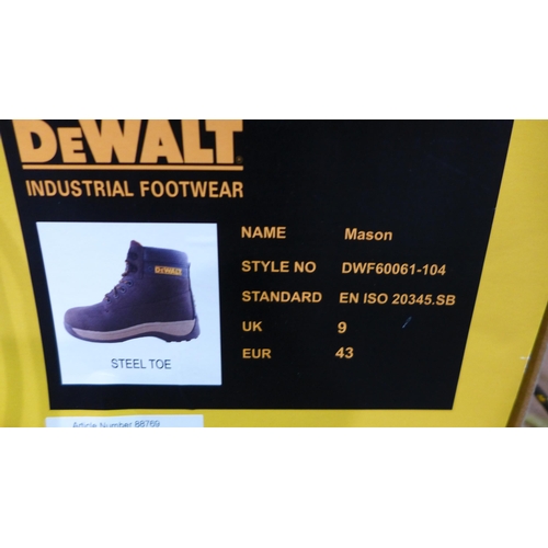 3388 - Pair of men's DeWalt brown steel toe cap boots UK size 9 * this lot is subject to VAT