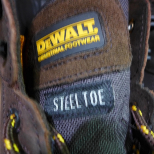 3389 - Pair of men's DeWalt brown steel toe cap boots UK size 9 * this lot is subject to VAT