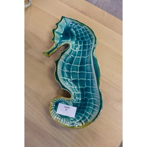 1409 - A ceramic Seahorse plate L25cm (565502)