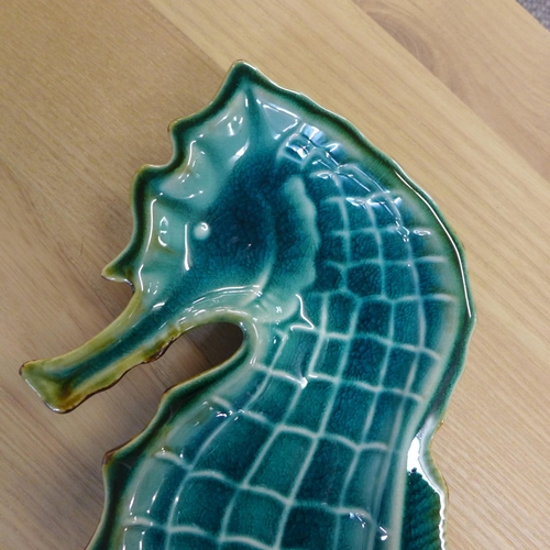 1409 - A ceramic Seahorse plate L25cm (565502)