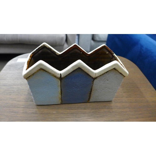 1484 - A ceramic beach hut planter W21cm (570105)