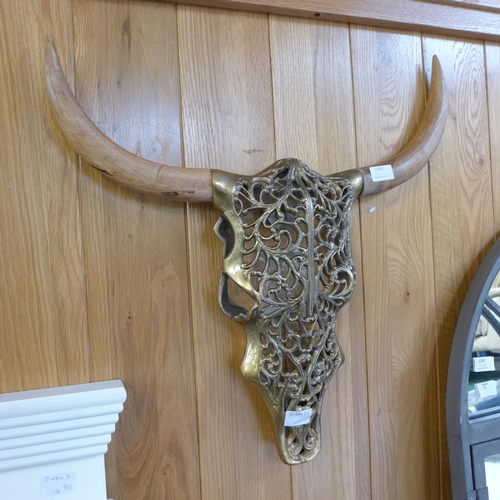 1549 - A gold Bison skull with wooden horns