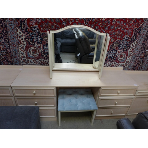 1558 - A selection of sectional bedroom units