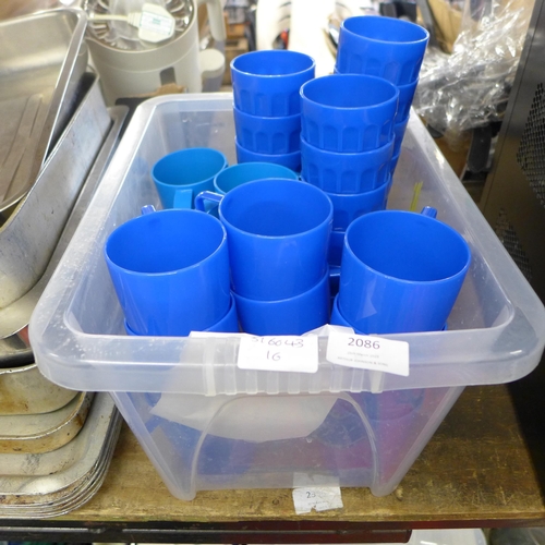 2086 - Box of plastic cups