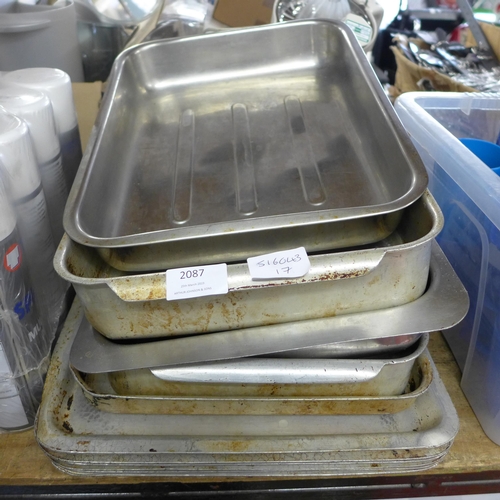 2087 - Assorted metal baking trays