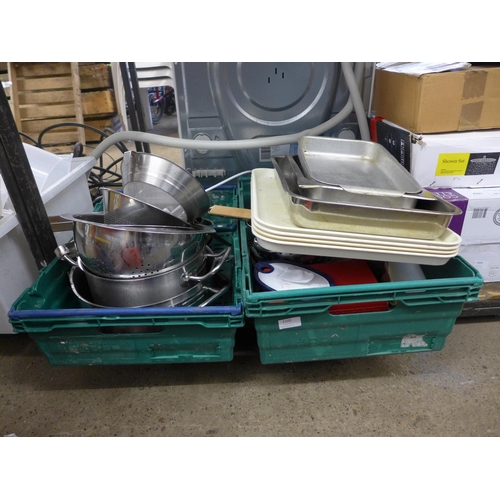 2100 - Large qty. of kitchen metalware: approx. 30 items of trays, roasting tins, sieves, pans, etc.