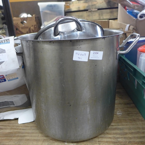 2104 - Large cooking pot with two saucepans