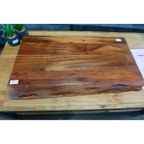 1318 - A hardwood chopping board