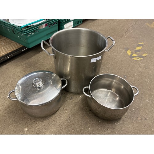 2104 - Large cooking pot with two saucepans