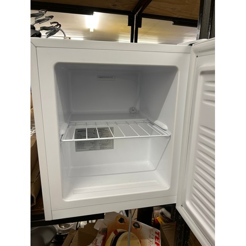 2100 - Currys Essentials CTF34W18 table top freezer