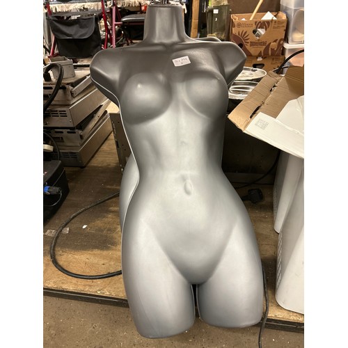 2106 - 6 grey female mannequins