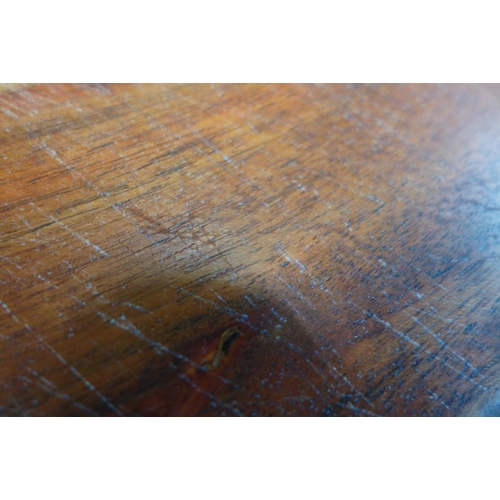 1318 - A hardwood chopping board