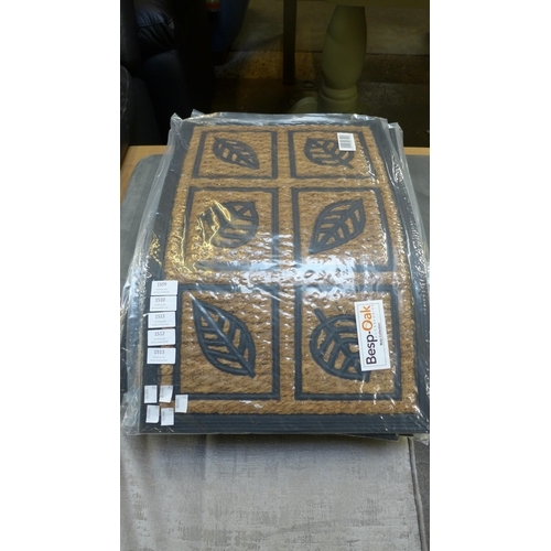 1375 - A leaf design door mat * this lot is subject to VAT