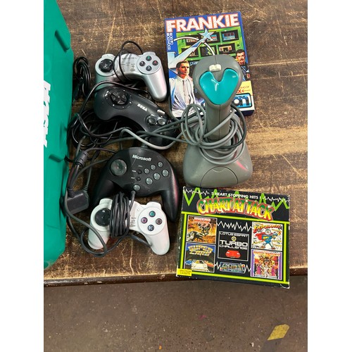 2314 - Gaming job lot: many retro items: ZX Spectrums, controllers, Atari, Commodore, etc.