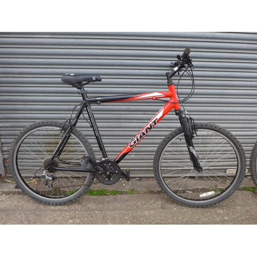 2437 - Aluminum Giant Rock mountain bike/bicycle/MTB *Police Repossession*