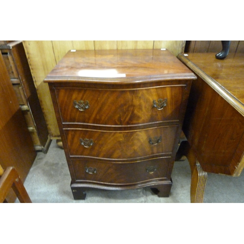 140 - A small mahogany serpentine chest of drawers