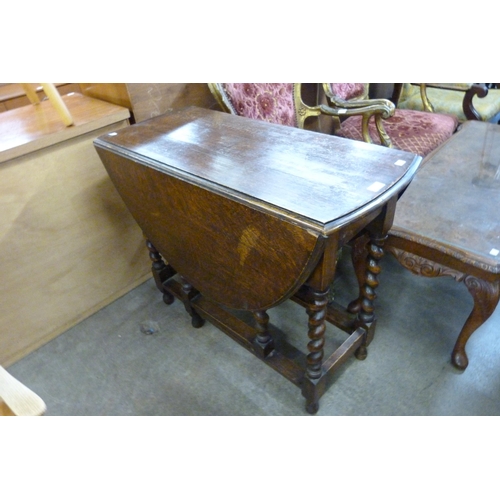 150 - An oak barleytwist gateleg table