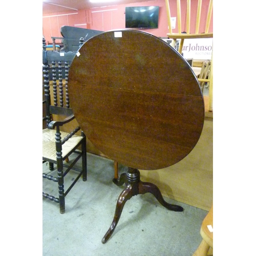 153 - A George III oak circular tilt-top tripod tea table