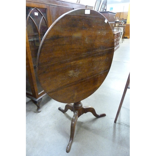 161 - A George III oak circular tilt-top tripod tea table