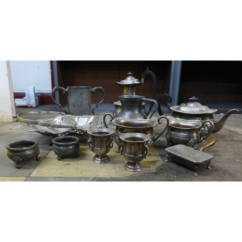 334 - A collection of metalware, including a silver plated tea service, a pair of small Viners plated urns... 