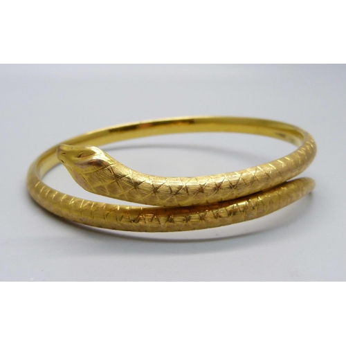 1002 - A hallmarked 9ct gold snake bangle, 11.8g, inner diameter 72mm