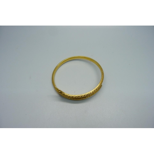 1002 - A hallmarked 9ct gold snake bangle, 11.8g, inner diameter 72mm