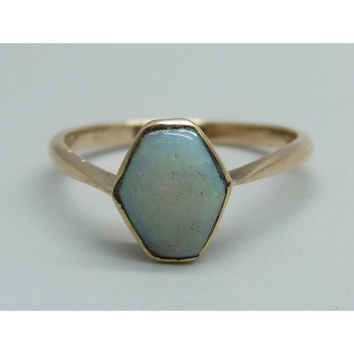 1009 - A 9ct gold and opal ring, 1.3g, L