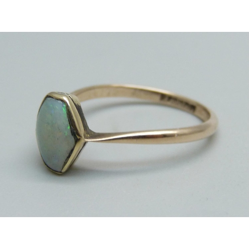 1009 - A 9ct gold and opal ring, 1.3g, L